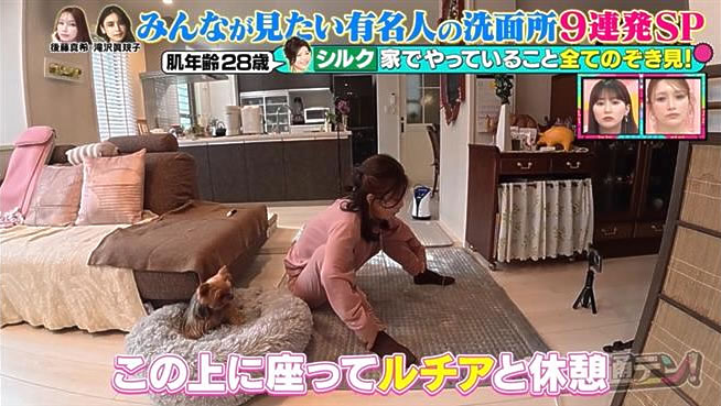 DENBAマットの上に座ってルチアと休憩